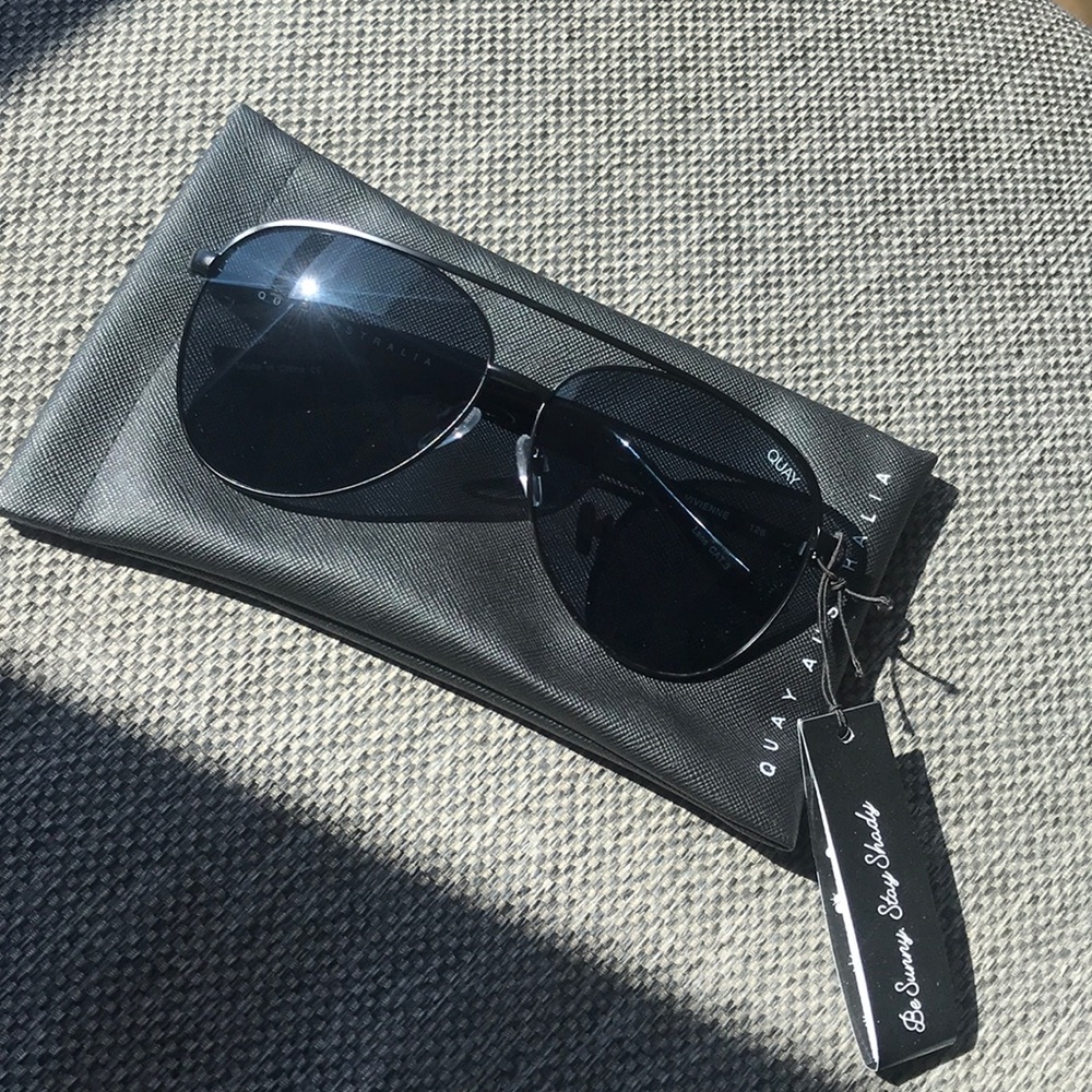 QUAY AUSTRALIA VIVIENNE in “Black/Smoke”